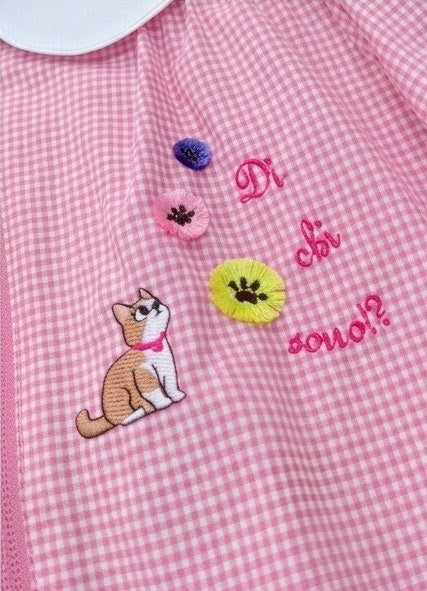 AM Kids - Grembiule a quadri rosa e bianco con gattino